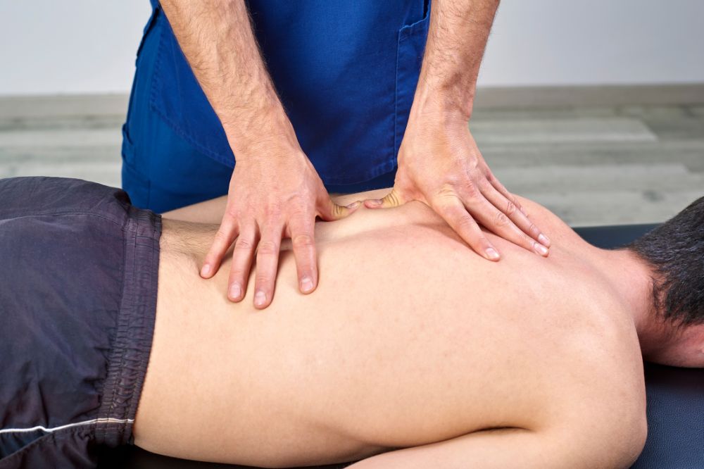 Sesión de terapia manual en fisioterapia